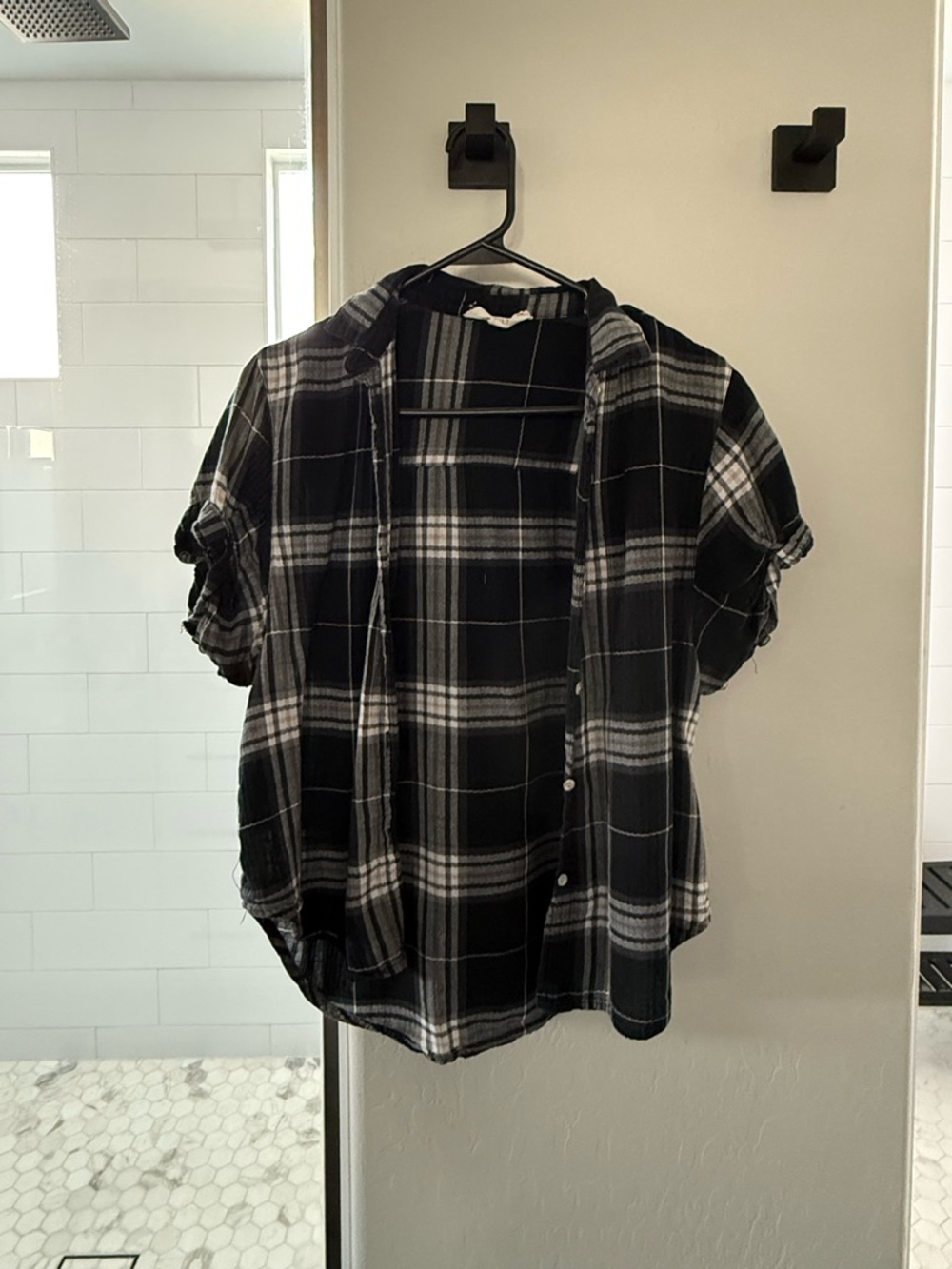 Black & White Plaid Short-Sleeve Shirt